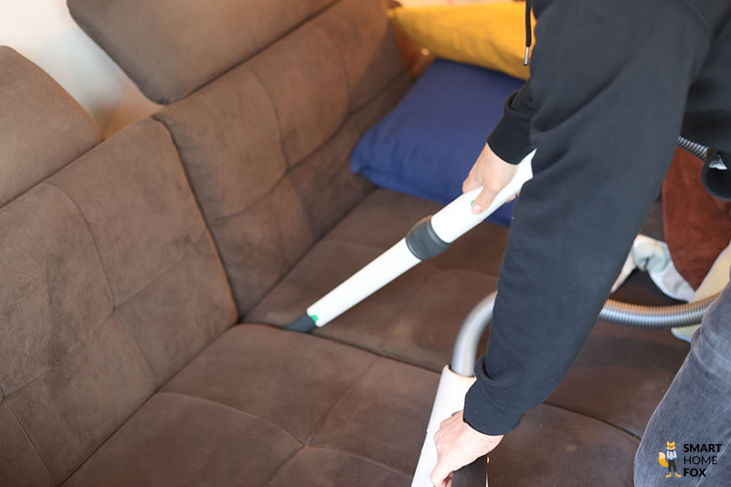 Der Vorwerk Kobold VK7 mit Handsaugeraufsatz für das Sofa